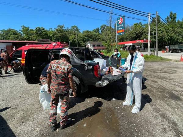 Bomba tiba selepas menerima maklumat seorang pemandu tidak sedarkan di dalam treler dipandunya. - Foto ihsan polis