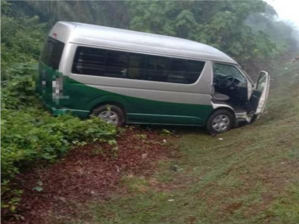 Van Jabatan Penjara Malaysia antara lima kenderaan yang terlibat dalam kemalangan akibat tumpahan minyak di KM15, Jalan Felda Mempaga-Chinta Manis, pada pagi Isnin