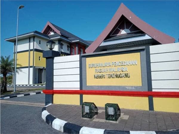 Individu berkenaan tiba di Kompleks SPRM Terengganu kira-kira jam 8.15 pagi, pada Isnin