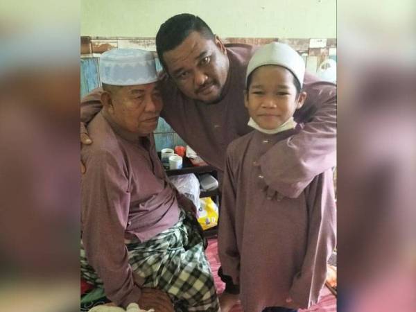 Gambar kenangan Mohd Hamka bersama bapa mertua pada Hari Raya Aidlifitri lalu.
