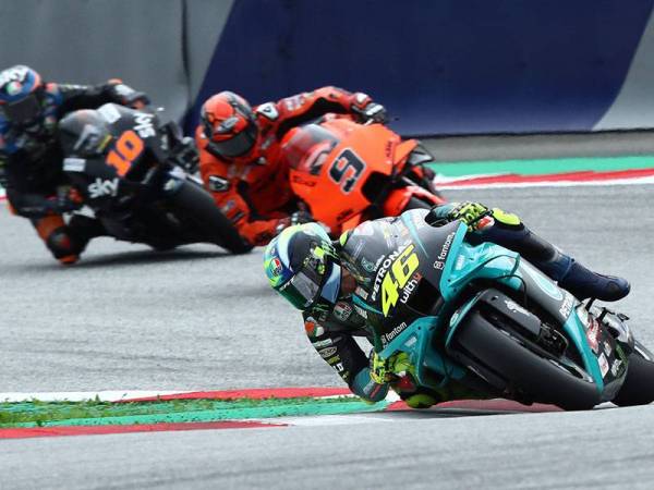 Aksi Rossi (kanan) pada perlumbaan MotoGP di Litar Red Bull Ring pada Ahad. - Foto Petronas SRT
