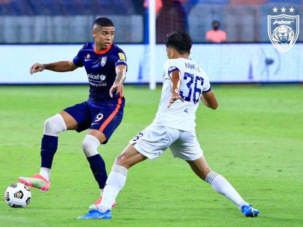 Penyerang JDT, Bergson da Silva mengawal bola pada perlawanan berkenaan.