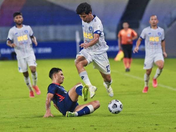 Antara aksi menarik pertemuan Sabah FC mementang JDT dalam aksi Liga Super di Stadium Sultan Ibrahim, Iskandar Puteri, pada Ahad.