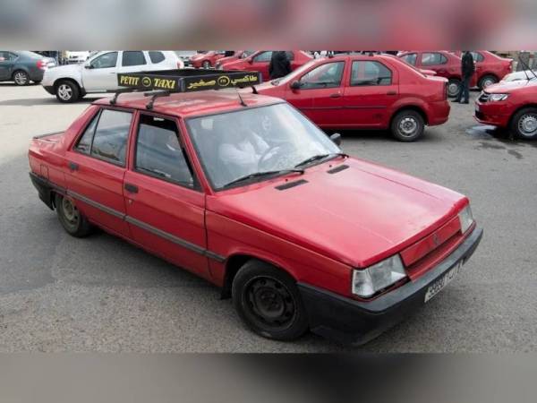 Gambar fail menunjukkan sebuah teksi menunggu pelanggannya di Casablanca. - Foto AFP