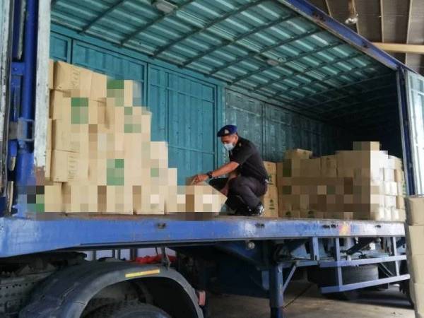 Antara minyak masak bersubsidi yang dirampas dalam serbuan yang dijalankan.