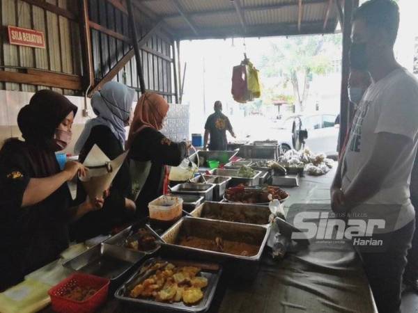 Antara pelanggan yang mengunjungi Fauzi Nasi Kerabu di Jalan Sultan Sulaiman, Kuala Terengganu.