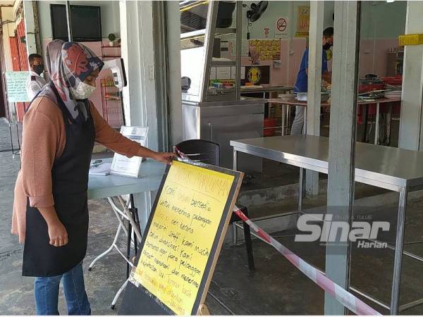Nurul Atiqah memasang notis di kedainya bagi memberikan penjelasan kepada pelanggan mengenai keputusan untuk tidak membenarkan makan di dalam premis walaupun kepada individu yang lengkap dua doa vaksin.