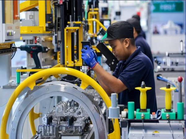 FMM meminta kerajaan membuka semua sektor ekonomi dengan segera berdasarkan kadar vaksinasi syarikat dengan pematuhan ketat terhadap SOP.Gambar hiasan. - Foto 123RF