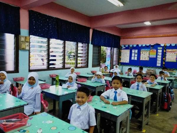 Ramai ibu bapa masih bimbang untuk menghantar anak ke sekolah berikutan bilangan kes positif Covid-19 di Malaysia yang belum reda ketika ini.