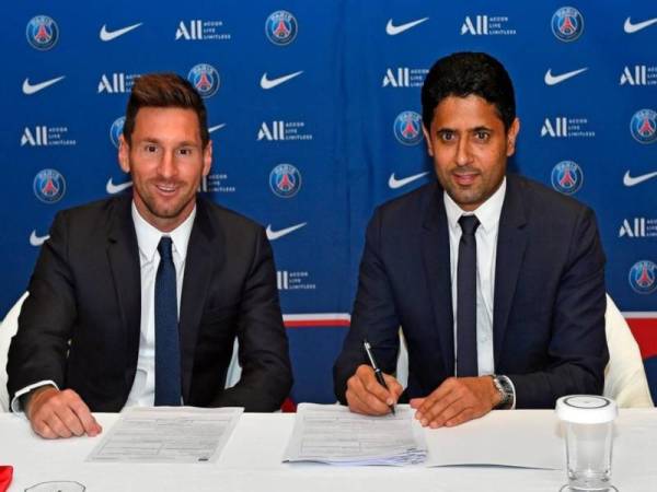 Messi dan Nasser menandatangani kontrak sejurus ketibaan pemain berkenaan ke Paris. - Foto: Beinsport.com