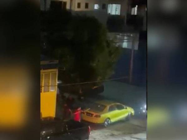 Video tular itu memaparkan beberapa individu bergaduh dengan menggunakan senjata tajam.