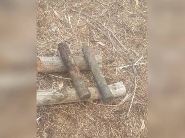 Dua kelongsong peluru meriam lama ditemui seorang pekebun di kawasan lapang di Bandar Putera Klang pada Isnin.
