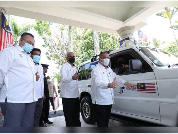 Saarani (kanan) menampal pelekat magnet jalur gemilang pada kenderaan jabatan penerangan selepas merasmikan merasmikan Pelancaran Bulan Kebangsaan dan Kempen Kibar Jalur Gemilang 2021 peringkat negeri Perak di Dewan Bankuet Bangunan Perak Darul Ridzuan, di sini pada Rabu.