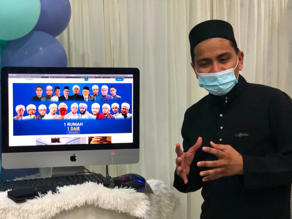 Muhammad Amar Mirza (kanan) memberi penjelasan berkaitan BeDaie dan menunjukkan gambar para ilmuan yang terbabit dalam program platform pembelajaran agama Islam secara maya.