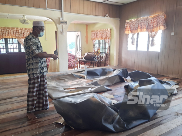 Muhammad Nor menunjukkan keadaan di dalam rumahnya.