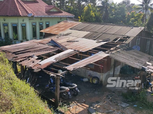 Sebanyak 79 rumah di kawasan Felda Sungai Panching Utara mengalami kerosakan akibat ribut dan hujan lebat pada petang Selasa.