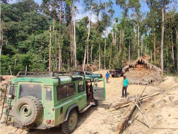 PHD Raub memusnahkan pondok dan pokok kelapa yang ditanam secara haram di HSK Tersang Raub. Foto: Ihsan JPNP