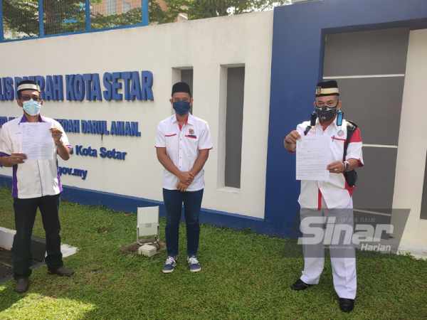 Muhammad Asri (kanan) bersama dua ahli Perkasa Parlimen Kuala Kedah menunjukkan laporan polis yang dibuat di IPD Kota Setar pada Rabu.