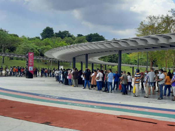 Antara gambar tular menunjukkan barisan panjang orang ramai yang mahu mengambil vaksin dipercayai di PPV di Bukit Jalil.