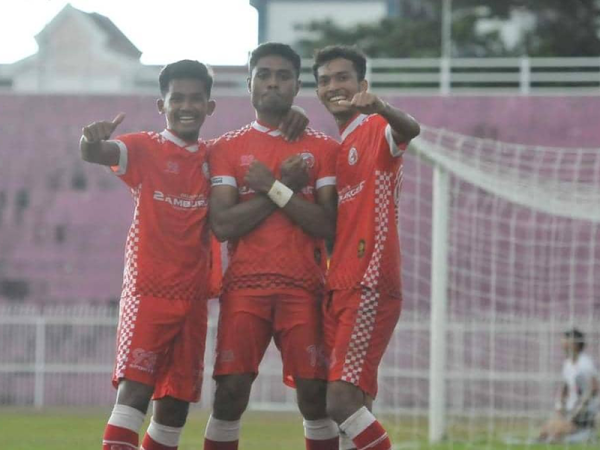 Nurshamil (tengah) meraikan jaringan bersama rakan-rakan sepasukan pada aksi menentang Kelantan United FC. - Foto: Ihsan KUFC