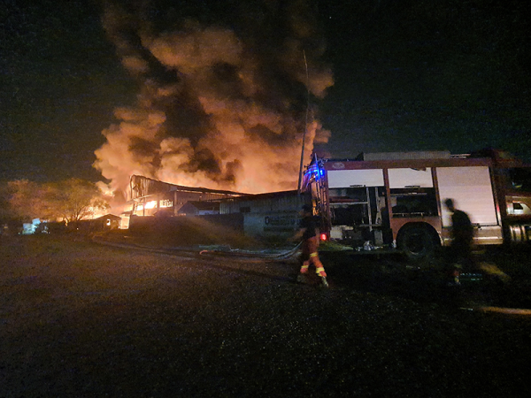 Bomba berusaha memadamkan kebakaran tersebut.