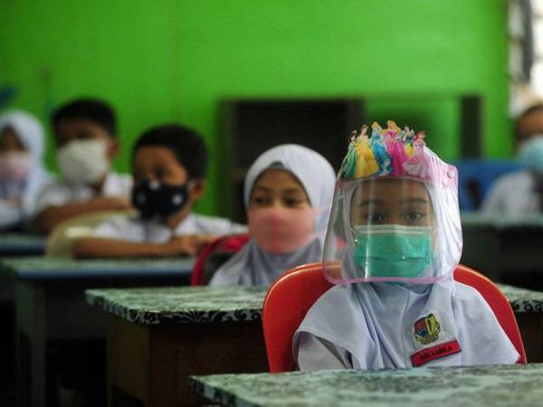 Pembukaan sekolah pada 1 September sangat berbahaya ketika kes Covid-19 masih tinggi. - Foto Bernama