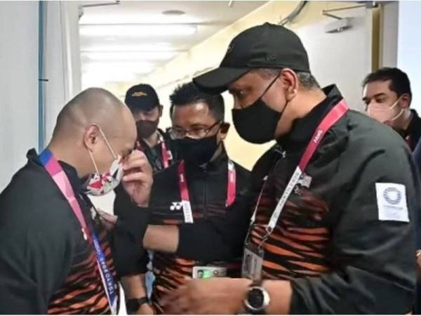 Reezal Merican (kanan) berkata sesuatu kepada Azizulhasni di Velodrom Izu pada Ahad.