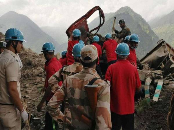 Anggota ITBP bertungkus lumus menyelamatkan mangsa. Foto: ITBP