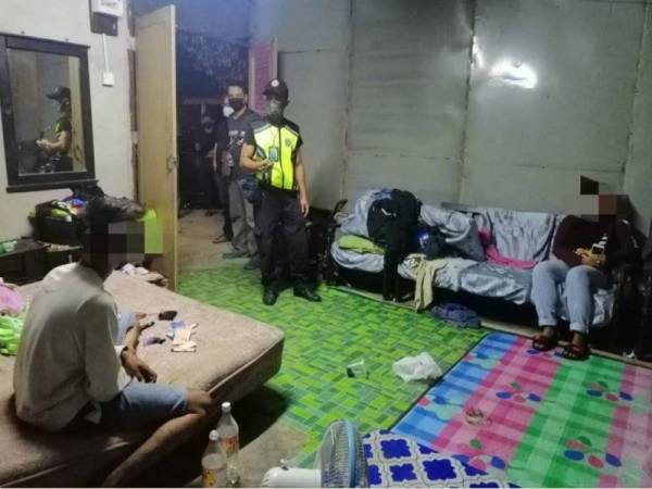 Siasatan terhadap kedua-duanya dijalankan mengikut Seksyen 25(a)(b) Enakmen Kesalahan Jenayah Syariah Negeri Kedah 2014 kerana disyaki berkhalwat.