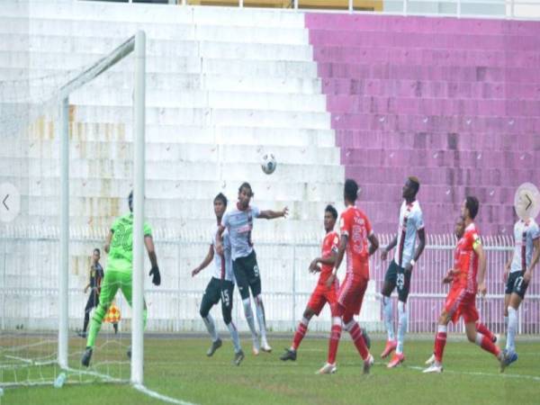 Antara aksi pemain Kelantan FC ketika bertemu KUFC di Stadium Sultan Muhammad IV, pada Rabu.
