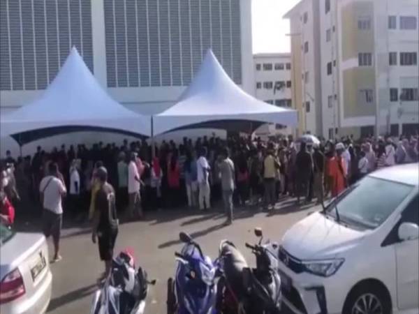 Orang ramai dilihat tidak melakukan penjarakan sosial.