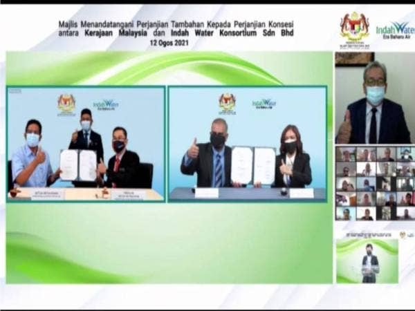 Zaini Ujang (kiri) dan Narendran Maniam (dua daripada kanan) selesai menandatangi Perjanjian Tambahan Kepada Perjanjian Konsesi antara Kerajaan Malaysia dan IWK, pada Khamis.