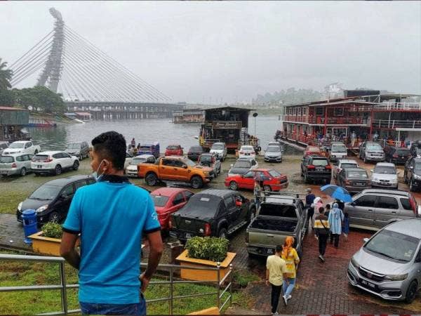 Pengunjung mengunjungi Tasik Kenyir ketika lokasi tumpuan pelancong itu dibuka dalam tempoh gelembung pelancongan pada Januari lalu.