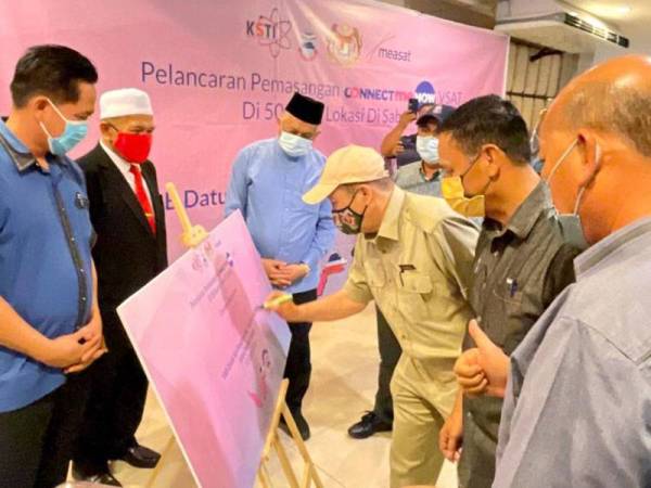 Hajiji (tiga dari kanan) menyempurnakan majlis Pelancaran Pemasangan Connectmenow Vsat iaitu salah satu lawatan kerjanya di Kudat.