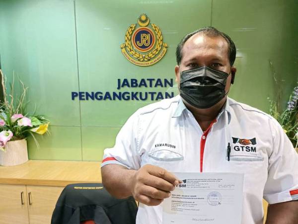 Kamarudin menunjukkan surat rayuan yang dihantar kepada pihak JPJ bagi memohon penangguhan perbaharui lesen memandu dan cukai jalan sehingga berakhir pandemik Covid-19 atau pada hujung tahun.