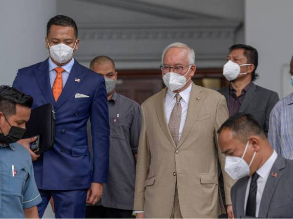 Najib (tengah) meninggalkan Kompleks Mahkamah Kuala Lumpur selepas perbicaraan berhubung kes pindaan Laporan Akhir Pengauditan 1MDB pada Khamis. - Foto Bernama