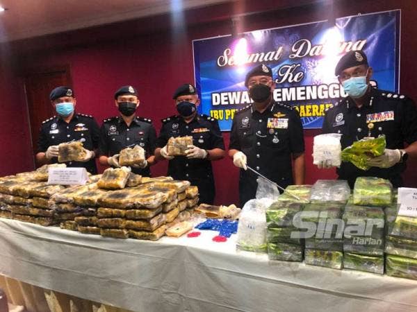 Shafien (dua dari kanan) menunjukkan 80 kilogram (kg) syabu dan 804,000 pil kuda yang keseluruhannya bernilai RM10.9 juta pada sidang akhbar di Ibu Pejabat Polis Daerah (IPD) Tumpat pada Khamis.