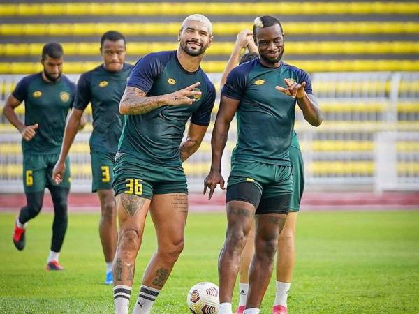 Kpah Sherman (kanan) dan Renan Alves (kiri) bersama pemain KDA FC lain giat menjalani latihan di Stadium Darul Aman, Alor Setar sejak beberapa hari lalu. - Foto ihsan Kedah Darul Aman FC