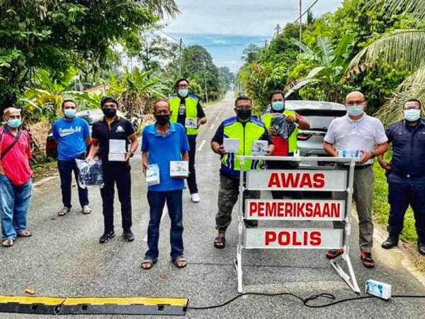 Nur Amin (tiga dari kanan) bersama sebahagian ahli persatuan yang bertugas di SJR di Mukim Ulu Dong, Raub ketika menerima kunjungan Ketua Pemuda UMNO Bahagian Raub, Fadzli Mohd Kamal (dua dari kanan) baru-baru ini.