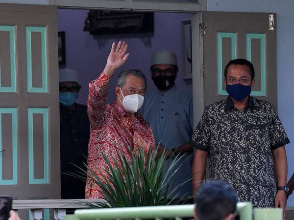 Perdana Menteri, Tan Sri Muhyiddin Yassin (dua, kiri) ketika mengadakan pertemuan lebih satu jam bersama Presiden Pas, Datuk Seri Abdul Hadi Awang (kiri) di Rusila pada Khamis. - Foto Bernama 