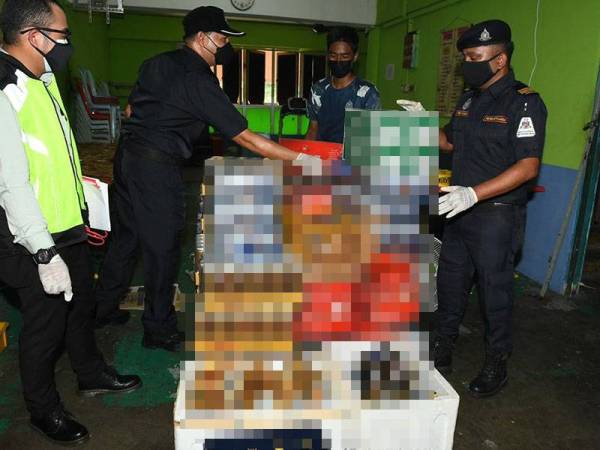 Antara minuman keras yang disita MPS di premis milik peniaga warga asing di Taman Perindustrian KIP di sini pada Khamis.