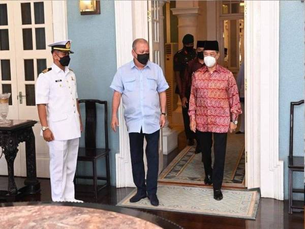 Muhyiddin ketika menghadap Sultan Ibrahim di Istana Pasir Pelangi, Johor Bahru pada Khamis bagi mempersembahkan perkembangan semasa isu-isu dalam negara.