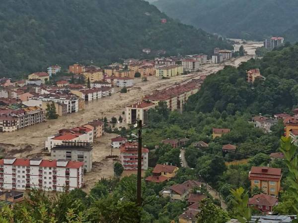 Gambar menunjukkan banjir yang berlaku di dekat bandar Kastamonu pada Rabu. - Foto AFP/DHA