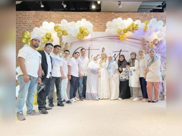 Norzira (tujuh dari kanan) bersama klien, pengasas tudung bawal anti kedut FAREHA, Nurul Fareha Anuar.