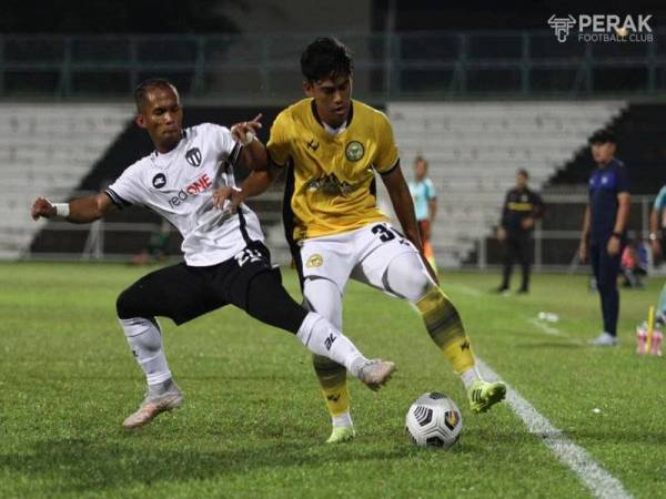Antara aksi menarik pertemuan TFC II menentang Perak FC II di Stadium Sultan Ismail Nasiruddin Shah. - Foto Perak FC