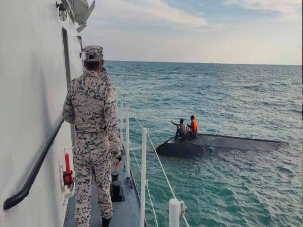 Dua nelayan yang berjaya diselamatkan anggota Maritim Pulau Pinang pada jam 7 malam Khamis.