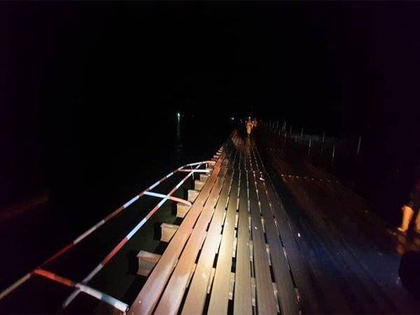 Seorang lelaki dikhuatiri lemas selepas kenderaan pacuan empat roda dipandunya merempuh penghadang besi jambatan yang sedang dalam pembinaan lalu terjunam ke dalam Sungai Batang Lassa di sini pada Jumaat. - Foto JBPM Sarawak