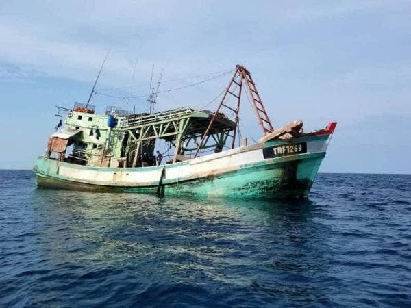 Bot yang ditahan Maritim Malaysia pada Khamis didakwa melakukan aktiviti perikanan tanpa lesen sah.