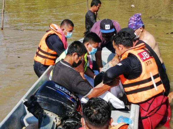 Mayat mangsa dibawa ke tebing selepas ditemui kira-kira jam 9.20 pagi pada Jumaat. Foto: Ihsan bomba