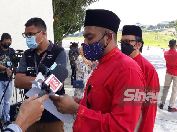 Syed Muhammad Imran ketika membaca kenyataan akhbar di Pintu 3, Istana Negara pada Jumaat.
